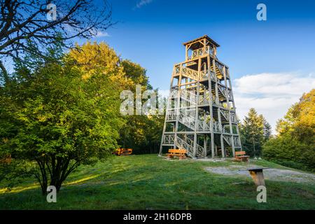 Tour en bois et table d'orientation du Mont Saint Rigaud, Haut Beaujolais Banque D'Images