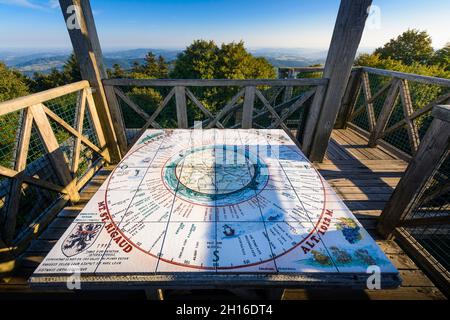 Tour en bois et table d'orientation du Mont Saint Rigaud, Haut Beaujolais Banque D'Images