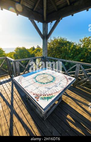 Tour en bois et table d'orientation du Mont Saint Rigaud, Haut Beaujolais Banque D'Images
