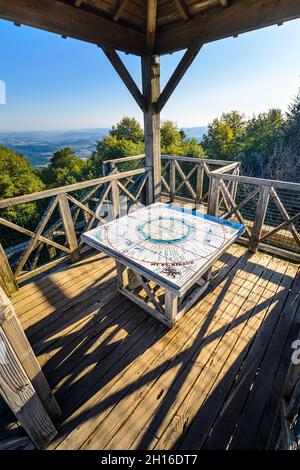Tour en bois et table d'orientation du Mont Saint Rigaud, Haut Beaujolais Banque D'Images