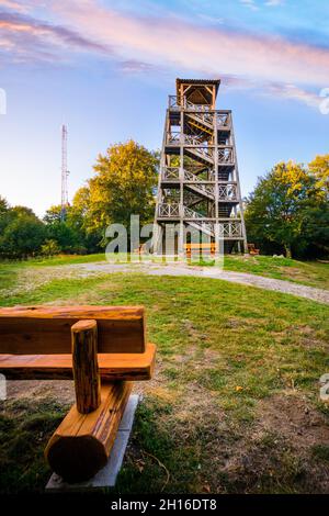 Tour en bois et table d'orientation du Mont Saint Rigaud, Haut Beaujolais Banque D'Images