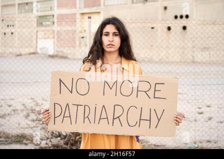 Militante protestant dans les rues.Notion de féminisme. Banque D'Images