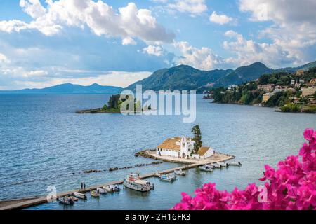 Corfou, Grèce ; 15 octobre 2021 - Vue sur le monastère de Vlacherna, Corfou, Grèce. Banque D'Images