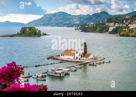 Corfou, Grèce ; 15 octobre 2021 - Vue sur le monastère de Vlacherna, Corfou, Grèce. Banque D'Images