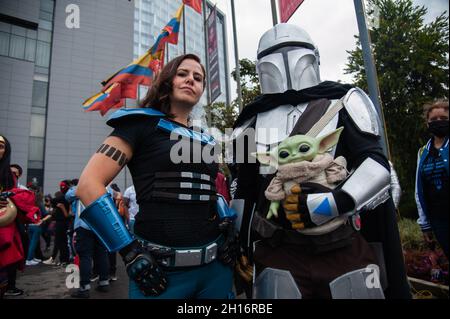 Les fans de Star Wars cojouent les personnages de Bo Katan et Mando de Star Wars :Le salon Mandalorian TV au cours du premier jour du SOFA (salon del Ocio y la Fantasia) 2021, une foire destinée au public geek en Colombie qui mélange les fans de Cosplay, de jeux, de super-héros et de cinéma de toute la Colombie, à Bogota, Colombie, le 14 octobre 2021. Banque D'Images