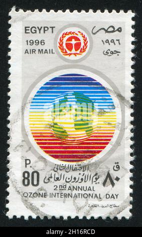 ÉGYPTE - VERS 1996 : timbre imprimé par l'Égypte, affiche l'emblème de la journée de l'ozone, vers 1996. Banque D'Images