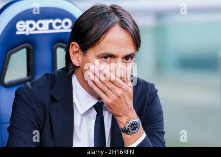 InterÕs l'entraîneur italien Simone Inzaghi regarde pendant la série Un match de football entre SS Lazio et Inter au stade Olimpico Roma, centre de l'Italie, le 16 octobre 2021. Banque D'Images