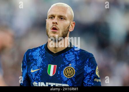 InterÕs le défenseur italien Federico DiMarco regarde pendant la série Un match de football entre SS Lazio et Inter au stade Olimpico Roma, centre de l'Italie, le 16 octobre 2021. Banque D'Images