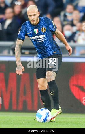 InterÕs le défenseur italien Federico DiMarco contrôle le ballon pendant le match de football de la série A entre SS Lazio et Inter au stade Olimpico Roma, centre de l'Italie, le 16 octobre 2021. Banque D'Images