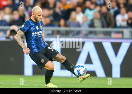 InterÕs le défenseur italien Federico DiMarco contrôle le ballon pendant le match de football de la série A entre SS Lazio et Inter au stade Olimpico Roma, centre de l'Italie, le 16 octobre 2021. Banque D'Images