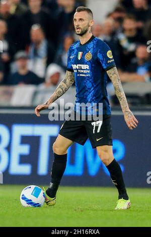 InterÕs milieu de terrain croate Marcelo Brozovic contrôle le ballon lors du match de football de la série A entre SS Lazio et Inter au stade Olimpico Roma, centre de l'Italie, le 16 octobre 2021. Banque D'Images