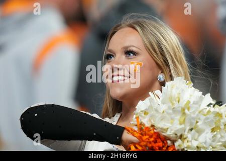 16 octobre 2021: Tennessee Volunteers cheerleader pendant le match de football NCAA entre l'Université du Tennessee Volunteers et les Ole Miss Rebels au stade Neyland à Knoxville TN Tim Gangloff/CSM Banque D'Images