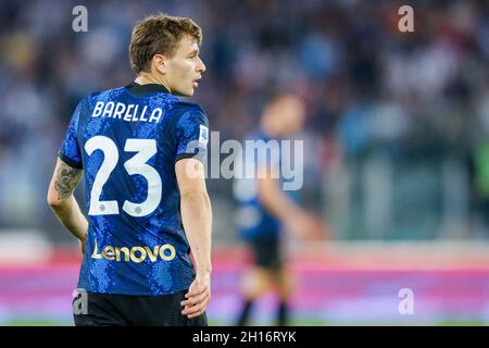 InterÕs milieu de terrain italien Nicolo Barella regarde pendant la série Un match de football entre SS Lazio et Inter au stade Olimpico Roma, centre de l'Italie, le 16 octobre 2021. Banque D'Images