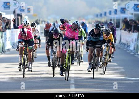 ZANARDI Silvia de Bepink , KOPECKY Lotte de Liv Racing , CONSONNI Chiara de Valcar - Travel & Service et KOOL Charlotte de NXTG Racing pendant le Grand Prix du Morbihan Féminin 2021, Cycling event on 16 octobre 2021 à Grand-champ, France.Photo Laurent Lairys/ABACAPRESS.COM Banque D'Images