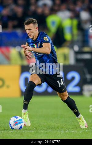 InterÕs milieu de terrain croate Ivan Perisic contrôle le ballon pendant la série Un match de football entre SS Lazio et Inter au stade Olimpico Roma, centre Italie, le 16 octobre 2021. Banque D'Images