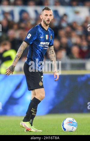 InterÕs milieu de terrain croate Marcelo Brozovic contrôle le ballon lors du match de football de la série A entre SS Lazio et Inter au stade Olimpico Roma, centre de l'Italie, le 16 octobre 2021. Banque D'Images