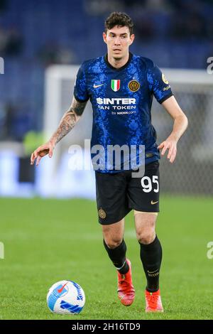 Le défenseur italien Alessandro Bastoni InterÕs contrôle le ballon pendant le match de football de la série A entre SS Lazio et Inter au stade Olimpico Roma, centre de l'Italie, le 16 octobre 2021. Banque D'Images