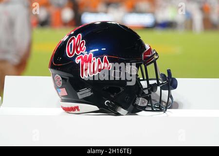 16 octobre 2021 : casque des rebelles du Mississippi pendant le match de football de la NCAA entre l'Université du Tennessee Volunteers et les rebelles Ole Miss au stade Neyland à Knoxville TN Tim Gangloff/CSM Banque D'Images