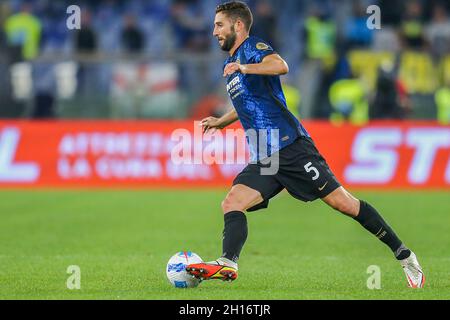 Roberto Gagliardini, milieu de terrain italien d'Inter, contrôle le ballon lors du match de football de la série A entre SS Lazio et Inter au stade Olimpico Roma, centre de l'Italie, le 16 octobre 2021. Banque D'Images