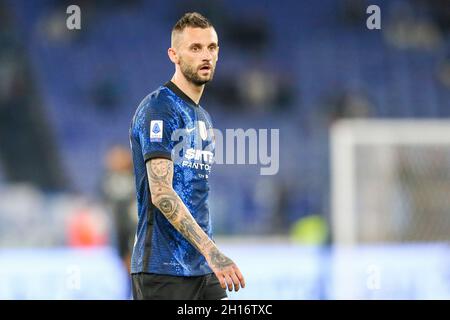 InterÕs milieu de terrain croate Marcelo Brozovic regarde pendant la série Un match de football entre SS Lazio et Inter au stade Olimpico Roma, centre Italie, le 16 octobre 2021. Banque D'Images