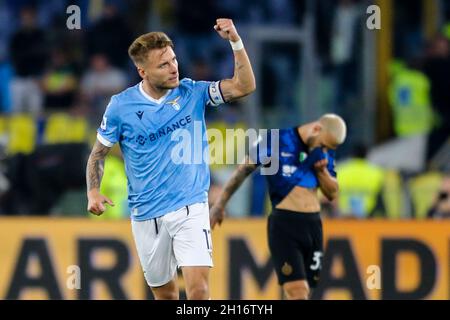 Ciro immobile, l'avant-projet italien du Latium, célèbre un but lors du match de football Serie A entre SS Lazio et Inter au stade Olimpico Roma, centre de l'Italie, le 16 octobre 2021. Banque D'Images