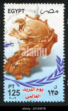 ÉGYPTE - VERS 2002 : timbre imprimé par l'Égypte, montre Globe, nymphes, vers 2002 Banque D'Images