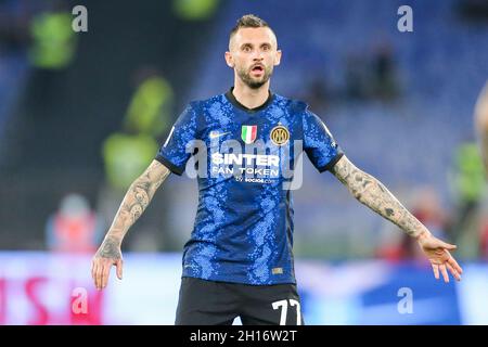 InterÕs milieu de terrain croate Marcelo Brozovic regarde pendant la série Un match de football entre SS Lazio et Inter au stade Olimpico Roma, centre Italie, le 16 octobre 2021. Banque D'Images