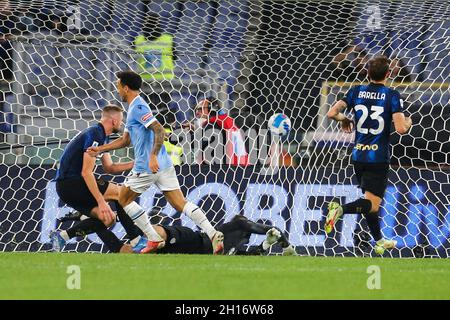 Felipe Anderson, le joueur brésilien du Latium, a joué contre le gardien de but slovène d'Inter Samir Handanovic lors du match de football de la série A entre SS Lazio et Inter au stade Olimpico Roma, centre de l'Italie, le 16 octobre 2021. Banque D'Images