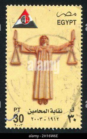 ÉGYPTE - VERS 2002 : timbre imprimé par l'Égypte, affiche le symbole de la justice, vers 2002 Banque D'Images