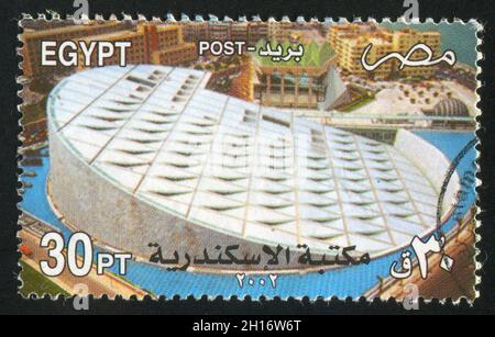 ÉGYPTE - VERS 2002 : timbre imprimé par l'Égypte, montre la bibliothèque d'Alexandrie, ville, vers 2002 Banque D'Images