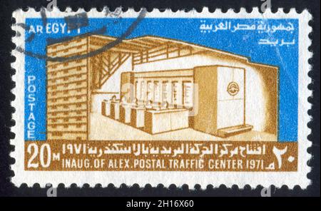 ÉGYPTE - VERS 1971 : timbre imprimé par l'Égypte, montre le bureau de poste, vers 1971 Banque D'Images