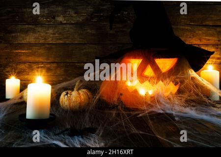 Halloween, décorations et fêtes concept - citrouilles avec araignées, toile et bougies Banque D'Images