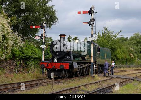 Le chauffeur de train se rend à l'ancien centre de vapeur GWR 6990, Witherslack Hall, au Great Central Heritage Railway, Loughborough, Royaume-Uni Banque D'Images