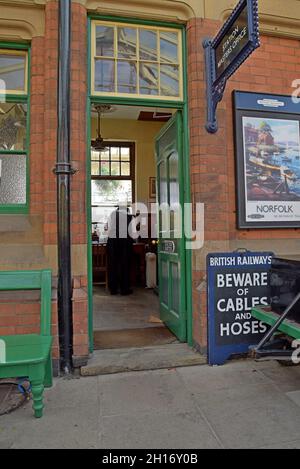 Maître de la gare se rendant à la paperasse dans son bureau au Great Central Heritage Railway, Loughborough, Royaume-Uni Banque D'Images