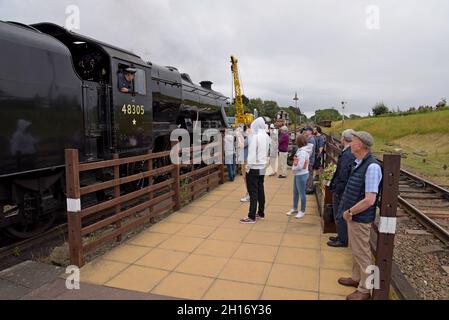 Les passionnés de train photographiant la locomotive à vapeur LMS '8F' 48305 au Great Central Heritage Railway, Leicestershire Banque D'Images