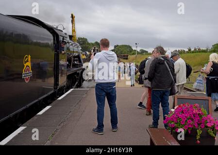 Les passionnés de train photographiant la locomotive à vapeur LMS '8F' 48305 au Great Central Heritage Railway, Leicestershire Banque D'Images