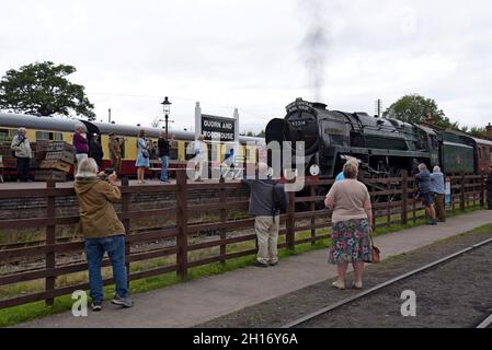 Les fervents qui photographient la locomotive à vapeur 9F 92214 de l'ex British Railways à la gare de Quorn & Woodhouse, sur le Great Central Heritage Railway, Royaume-Uni Banque D'Images