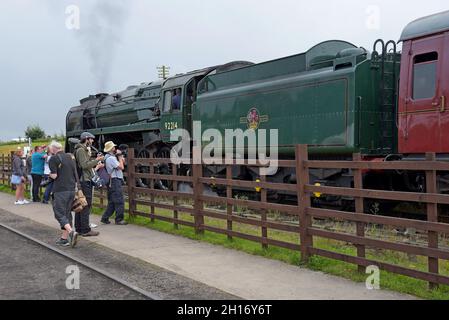 Les fervents qui photographient la locomotive à vapeur 9F 92214 de l'ex British Railways à la gare de Quorn & Woodhouse, sur le Great Central Heritage Railway, Royaume-Uni Banque D'Images