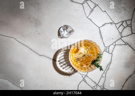 Verre de whisky avec glace sur fond de pierre grise.Vue de dessus avec espace de copie Banque D'Images