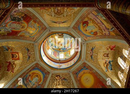 POCHAIV, UKRAINE - 2021: Lavra orthodoxe monastère chrétien complexe Transfiguration Cathédrale intérieure Cupola plafond Fresco de Dieu Jésus Christ Banque D'Images