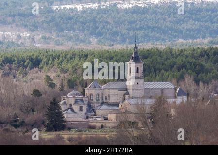 Historique Santa Maria de El Paular avec tour située dans la ville de Rascafria près des conifères croissant dans les bois denses en Espagne Banque D'Images