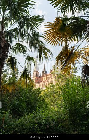 Basilique historique de Santa Maria la Real de Covadonga avec tours situées près des arbres verts dans les Asturies Banque D'Images