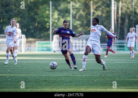 Cologne, Allemagne.16 octobre 2021.Cologne, Allemagne, le 16 octobre 2 Rinesa Alija (7 Andernach) et Toyosi Mary Doherty (16 Köln) se battent pour le ballon pendant le match B-Juniorinnen Bundesliga Ouest/Sud-Ouest 2021/2022 entre 1.FC Köln U17 et SG 99 Andernach U17 au stade Franz-Kremer à Cologne, en Allemagne.Norina Toenges/Sports Press Phot Credit: SPP Sport Press photo./Alamy Live News Banque D'Images