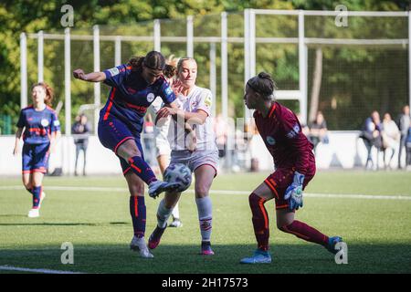 Cologne, Allemagne.16 octobre 2021.Cologne, Allemagne, le 16 octobre 2 Theresa Brück (2 Andernach) libère le ballon pendant le match B-Juniorinnen Bundesliga Ouest/Sud-Ouest 2021/2022 entre 1.FC Köln U17 et SG 99 Andernach U17 au stade Franz-Kremer à Cologne, en Allemagne.Norina Toenges/Sports Press Phot Credit: SPP Sport Press photo./Alamy Live News Banque D'Images