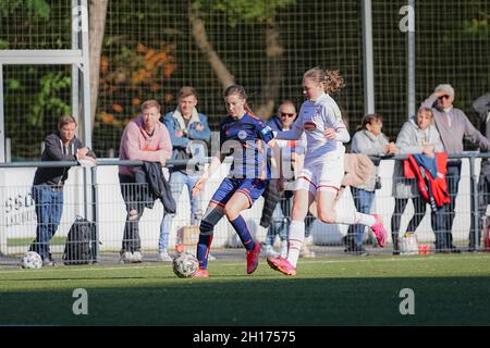 Cologne, Allemagne.16 octobre 2021.Cologne, Allemagne, le 16 octobre 2 Silja Catenholz (20 Andernach) contrôle le ballon pendant le match B-Juniorinnen Bundesliga Ouest/Sud-Ouest 2021/2022 entre 1.FC Köln U17 et SG 99 Andernach U17 au stade Franz-Kremer à Cologne, en Allemagne.Norina Toenges/Sports Press Phot Credit: SPP Sport Press photo./Alamy Live News Banque D'Images