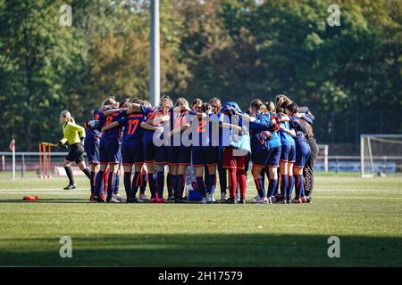 Cologne, Germany. 16th Oct, 2021. Cologne, Germany, October 16th 2 SG 99 Andernach team huddle prior to the B-Juniorinnen Bundesliga West/Southwest 2021/2022 match between 1. FC Köln U17 and SG 99 Andernach U17 at the Franz-Kremer-Stadium in Cologne, Germany. Norina Toenges/Sports Press Phot Credit: SPP Sport Press Photo. /Alamy Live News Stock Photo