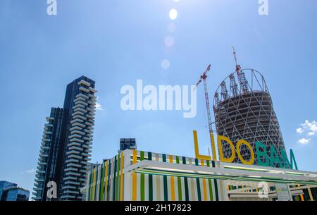 Vue sur le Lido BAM, parc situé entre la Piazza Gae Aulenti et le quartier Isola.Gratte-ciel, tour Solaria et tour UnipolSai.Milan.Italie Banque D'Images