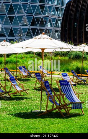 Vue sur la Biblioteca degli Alberi (BAM), parc situé près de Piazza Gae Aulenti.Centre-ville et gratte-ciel.Milan.Italie.Chaises longues, détendez-vous Banque D'Images