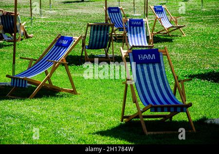 Vue sur la Biblioteca degli Alberi (BAM), parc situé près de Piazza Gae Aulenti.Centre-ville et gratte-ciel.Milan.Italie.Chaises longues, détendez-vous Banque D'Images