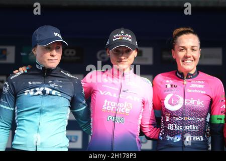 Podium, KOOL Charlotte de NXTG Racing 2ème place, CONSONNI Chiara de Valcar - Voyage et Service, 1ère place, ZANARDI Silvia de Beencre 3ème place pendant le Grand Prix des femmes du Morbihan 2021, Cyclisme du 16 octobre 2021 à Grand-champ, France - photo Laurent Lairys / DPPI Banque D'Images